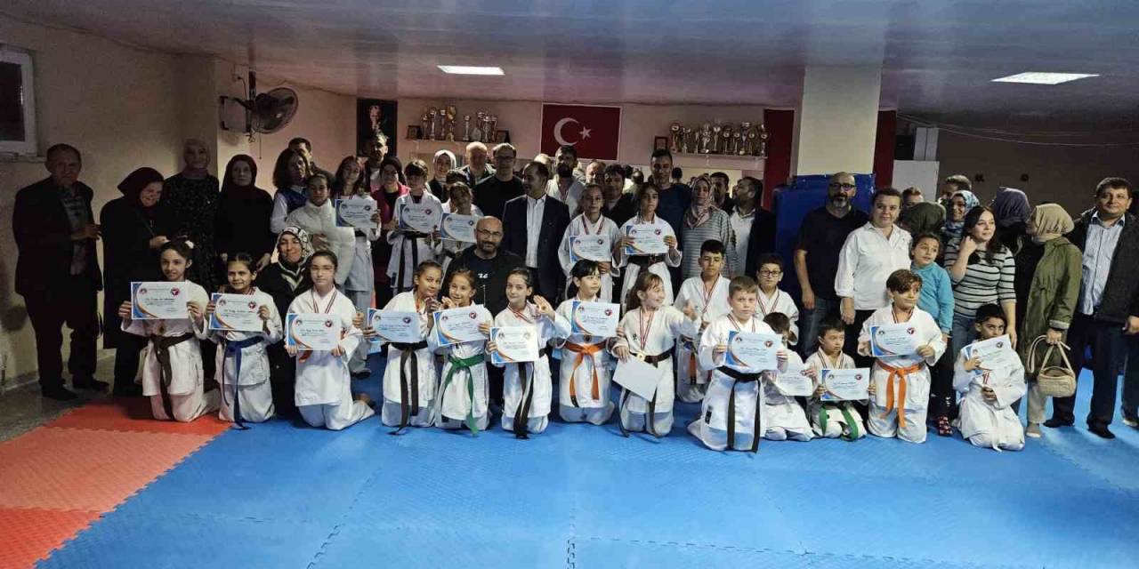Bandırmalı Karateciler Kemer Ve Sertifikalarını Törenle Aldı