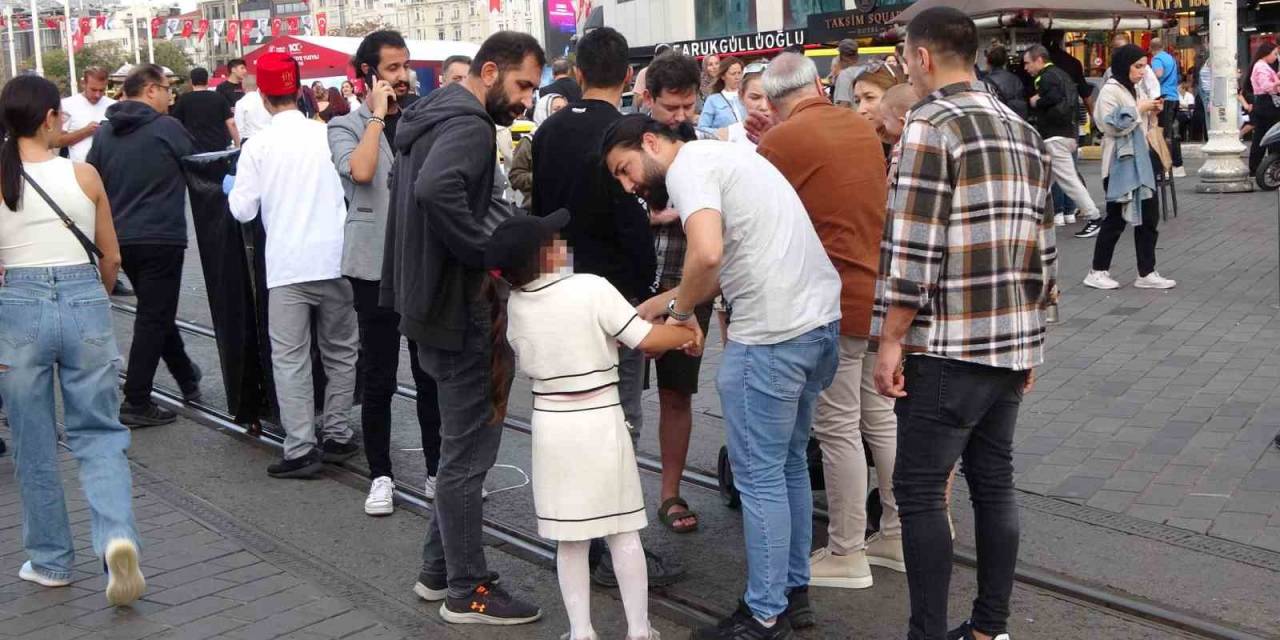 Taksim’de 10 Yaşındaki Kız Turistlerin Çantasını Çalarken Suçüstü Yakalandı