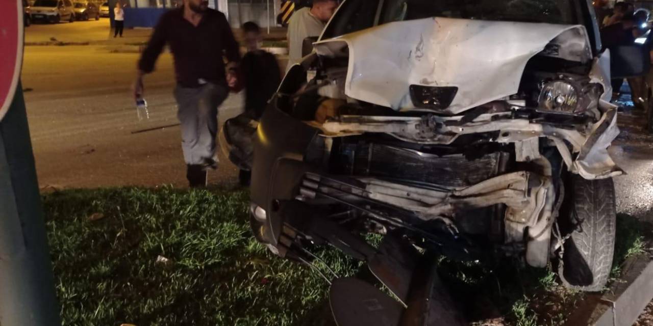 Kırmızı Işıkta Bekleyen Araca Arkadan Çarptı: 2 Yaralı