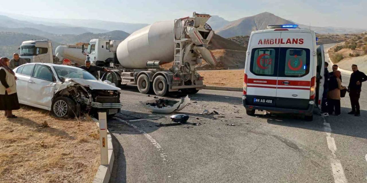 Beton Mikseri İle Otomobil Çarpıştı: 2 Yaralı