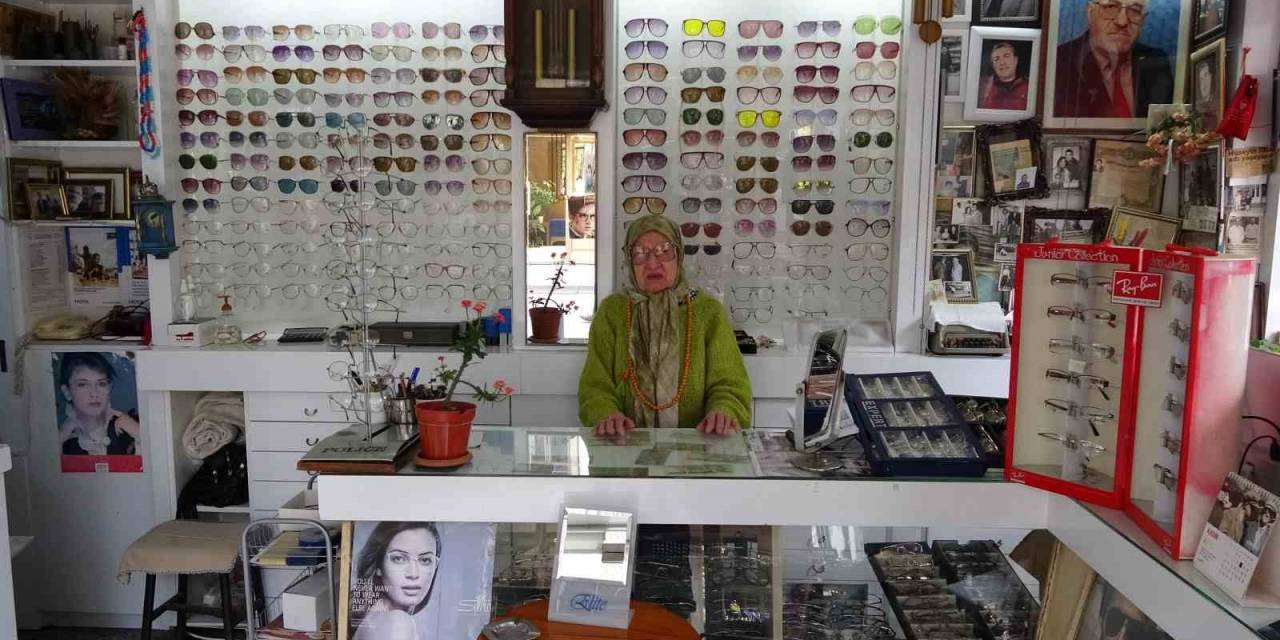 87 Yaşındaki Kadın Gözlükçü, Eşinden Miras Kalan Dükkanı Çalıştırıyor