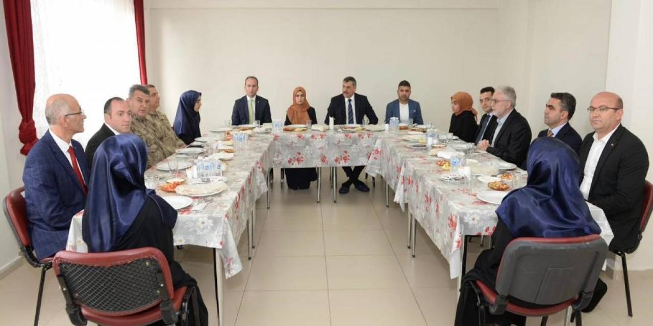 İlçesindeki Öğrencileri Yalnız Bırakmıyor