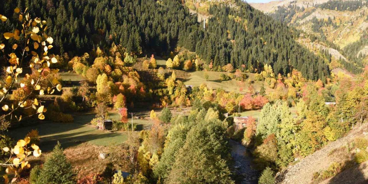 Artvin Şavşat’ta Sonbahar Renkleri Havadan Görüntülendi