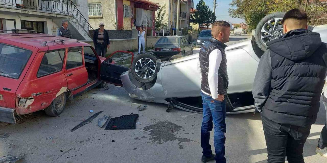 Park Halindeki Araca Çarpan Otomobil Ters Dönerek Durabildi