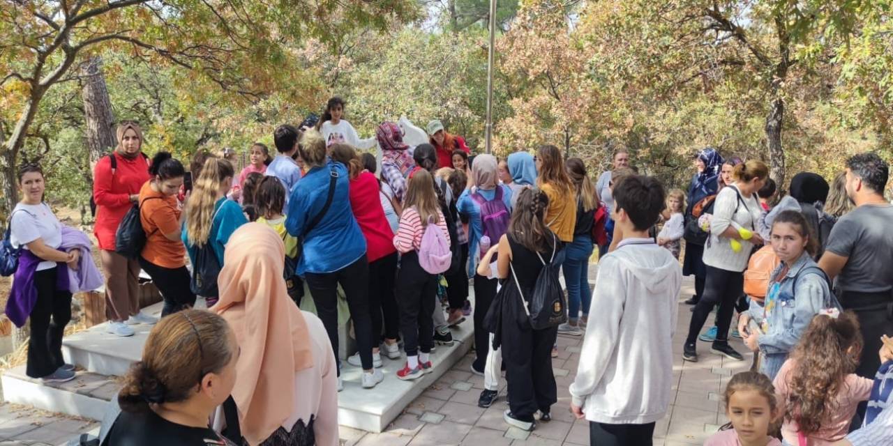 Burhaniyeli Öğrenciler Çanakkale Kahramanı’ Koca Seyit’i Ziyaret Etti