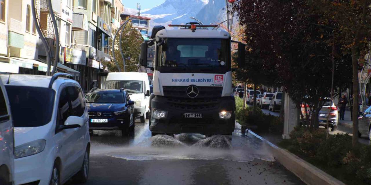 Hakkari’de Yağmur Sonrası Cadde Temizliği