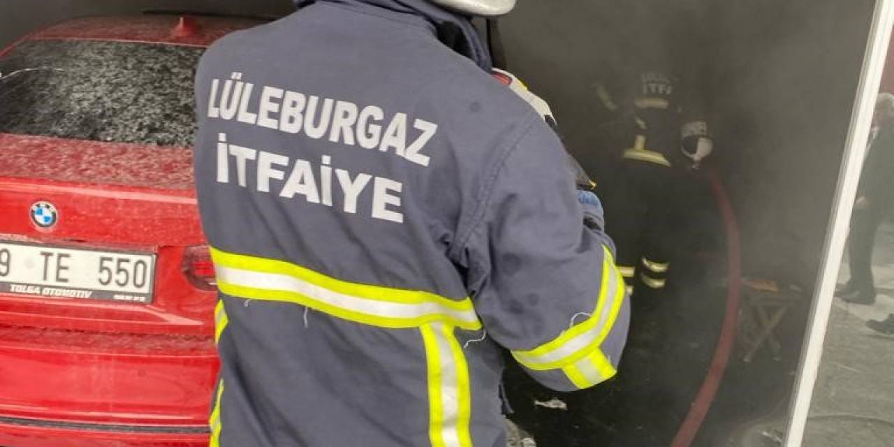 Oto Galeride Yangın: Mahsur Kalan Köpek Kurtarıldı