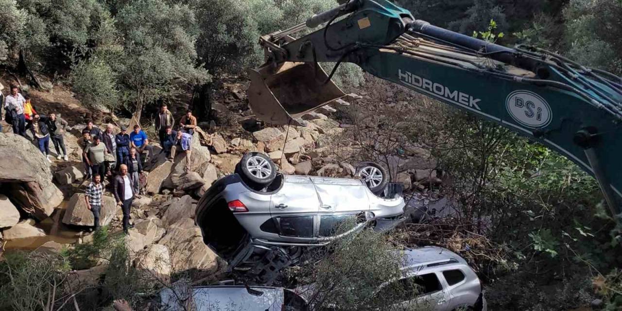 Sele Kapılan Araçlar Kurtarılıyor