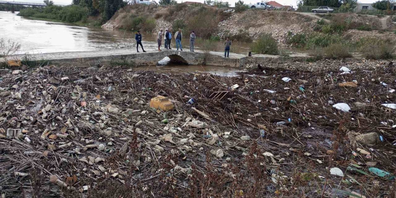 Sel Sonrası Menderes Nehri Çöple Kaplandı