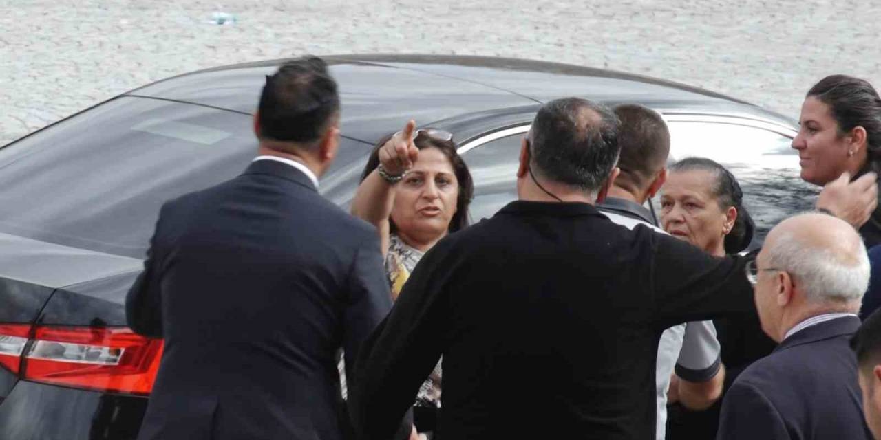 Chp Genel Başkanı Özel’e İlk Gününde Protesto: “Kılıçdaroğlu Sana Ekmek Yedirdi”