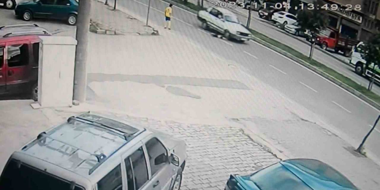 Arkadaşıyla Oyun Oynuyordu: Yola Koşan Çocuk Seyir Halindeki Otomobilin Altında Metrelerce Sürüklendi