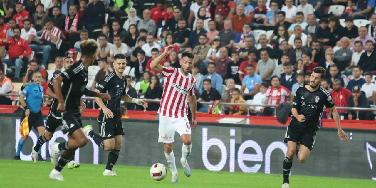 Trendyol Süper Lig: Antalyaspor: 0 - Beşiktaş: 1 (İlk Yarı)