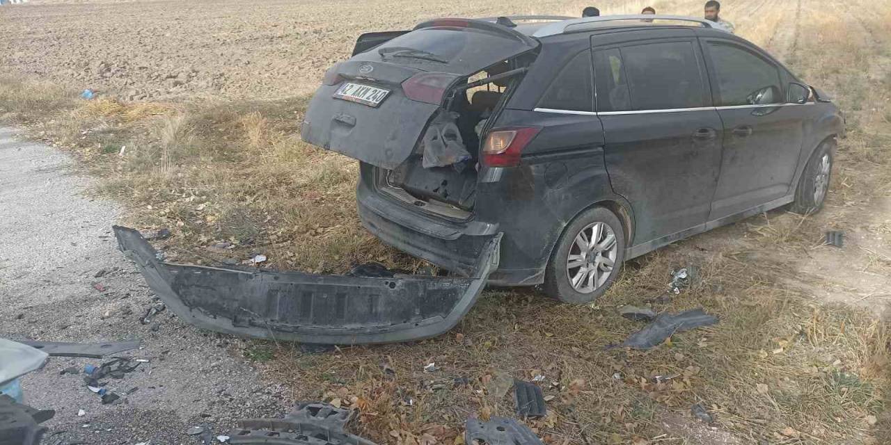 İki Otomobilin Çarpıştığı Kazada 8 Kişi Yaralandı