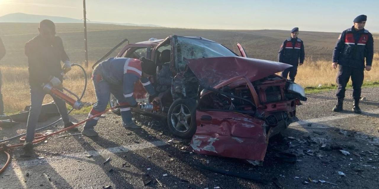 Sivas’ta Otomobiller Çarpıştı: 1 Ölü 4 Yaralı