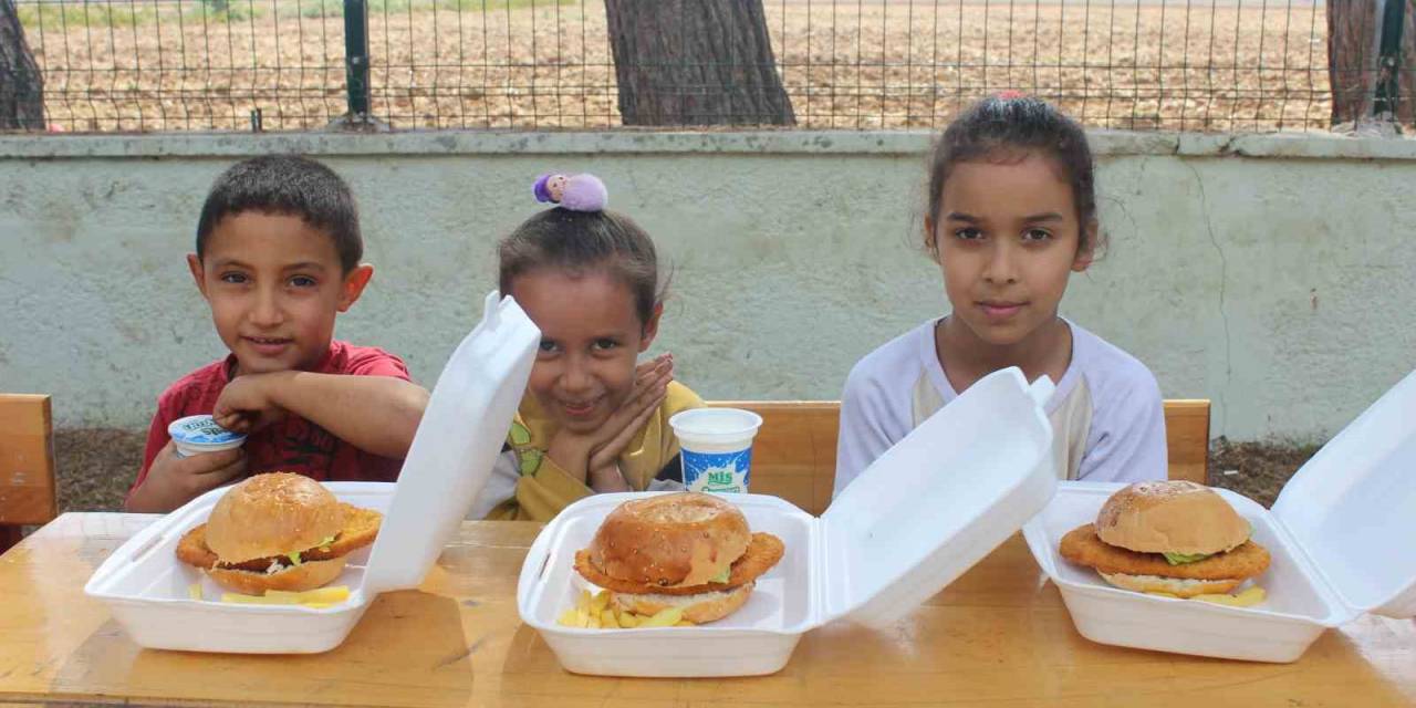 Jandarmadan Depremzede Çocuklara Hamburger İkramı