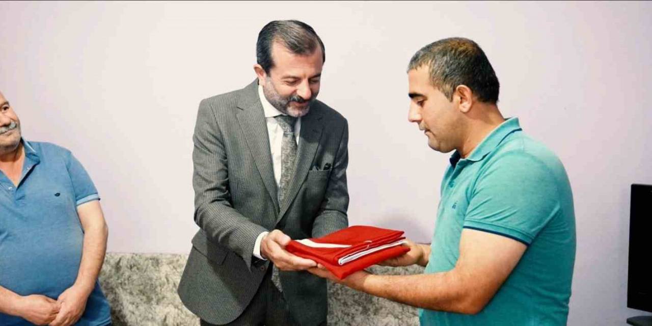 Başkan Işık’tan Akyol Ailesine Bayrak Hediyesi