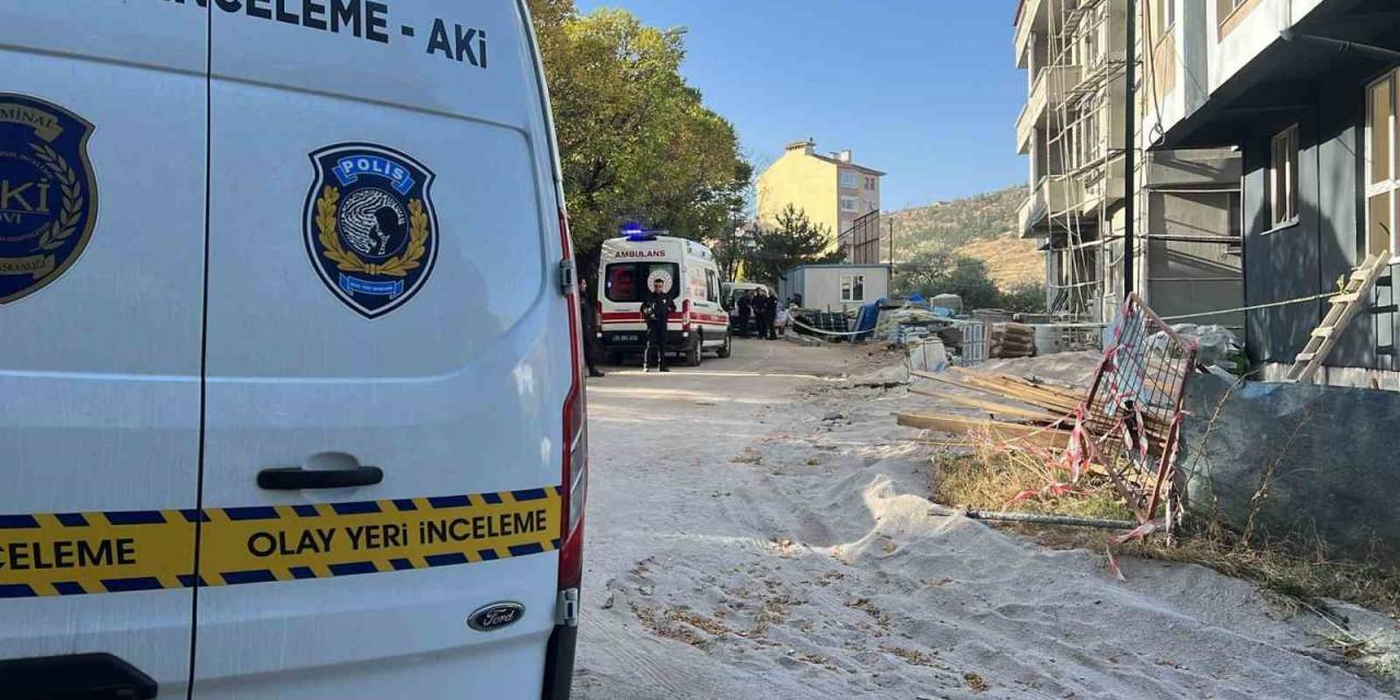Ağırlığa Dayanamayan Çatı Çöktü: 1 İşçi Hayatını Kaybetti