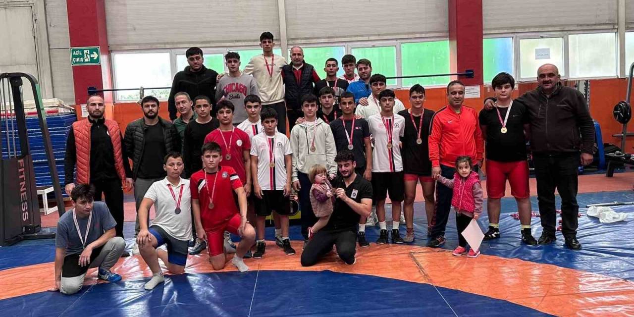 Gençler Güreş Müsabakaları Yapıldı