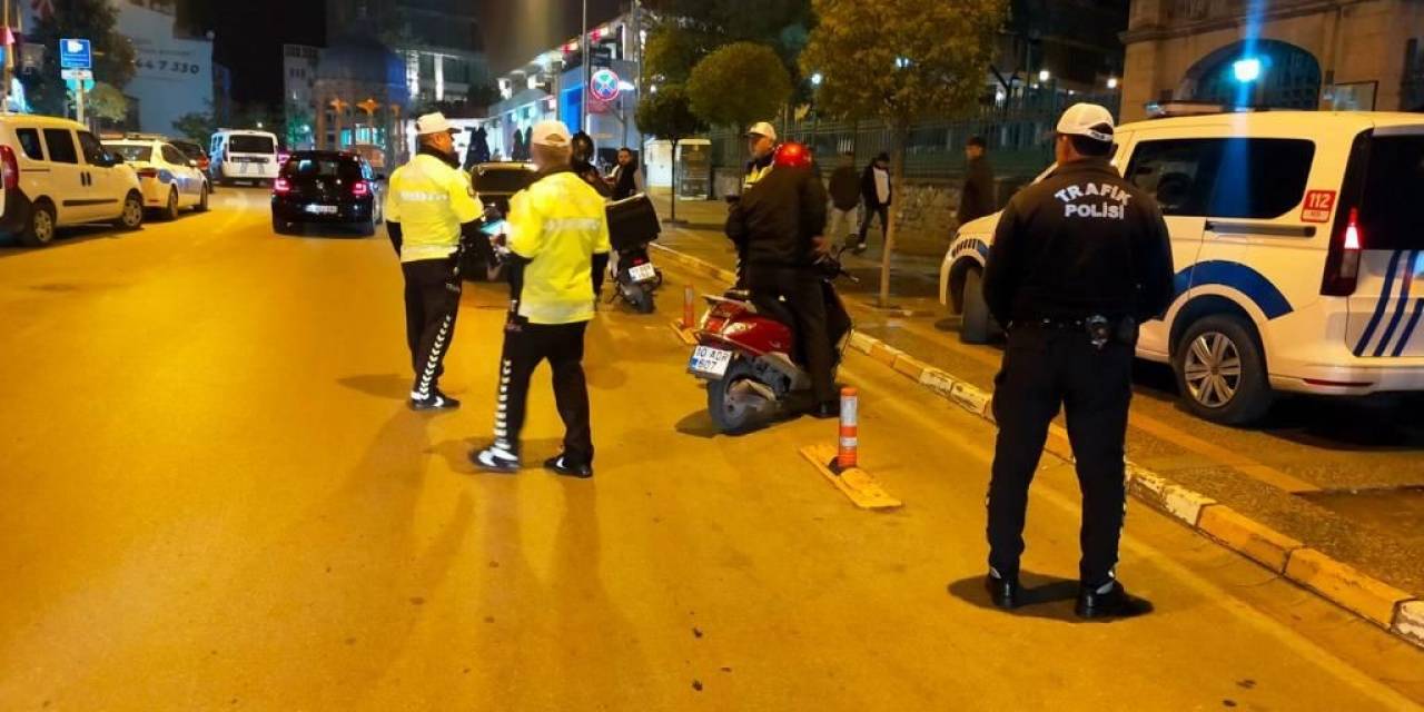 Polis Ekipleri Bin 549 Şahsa Kimlik Kontrolü Yaptı