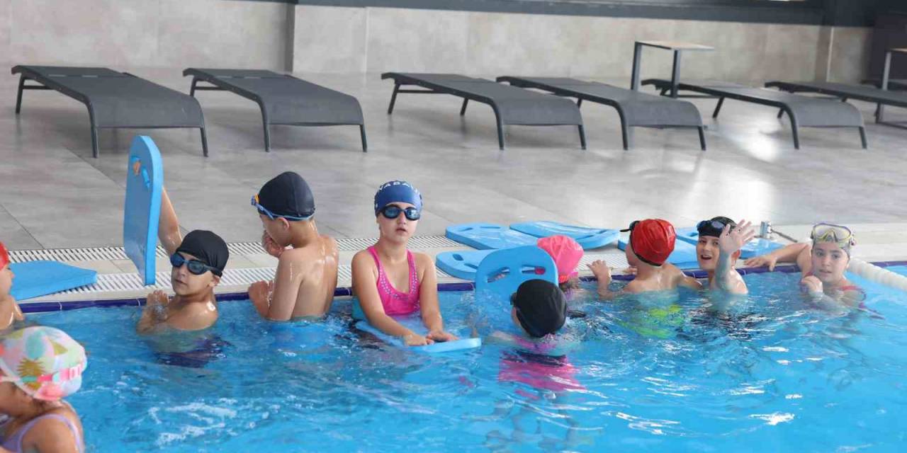 Gölbaşı Belediyesi Çocuklara Kurslarla Yüzme Öğretmeye Devam Ediyor