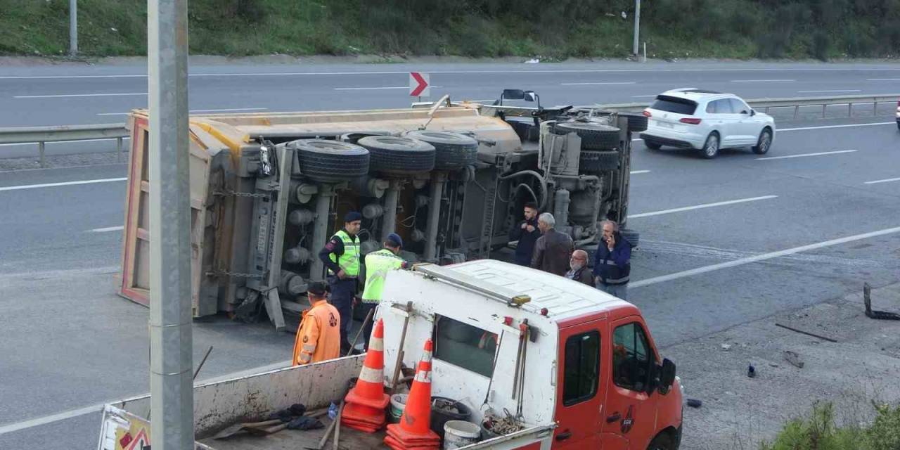 Çekmeköy’de Hafriyat Kamyonu Devrildi: 2 Yaralı