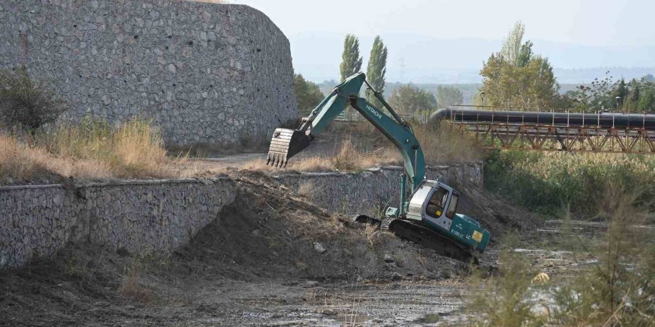 Soma Belediyesinden Bakırçay’da Islah Çalışması