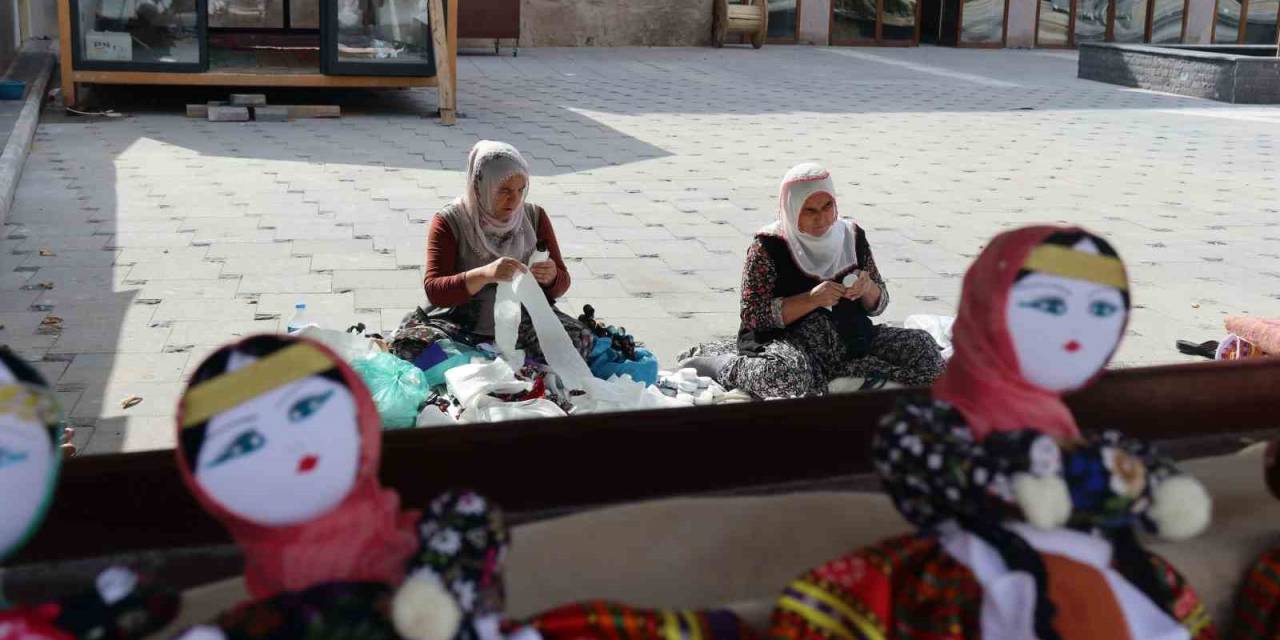 Kızına Yaptığı Bebek 60 Yıldır Mahallelinin Geçim Kapısı Oldu