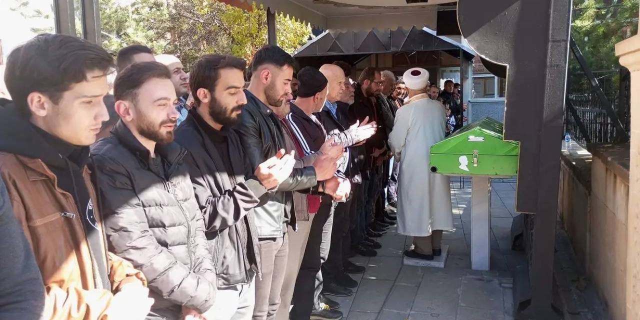 Trafik Kazasında Hayatını Kaybeden Emekli Belediye Personeli Toprağa Verildi