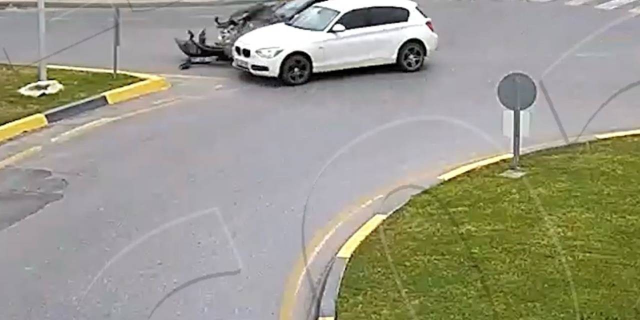 İki Motosiklet Ve Bir Bisikletlinin Karıştığı İlginç Kaza Kamerada