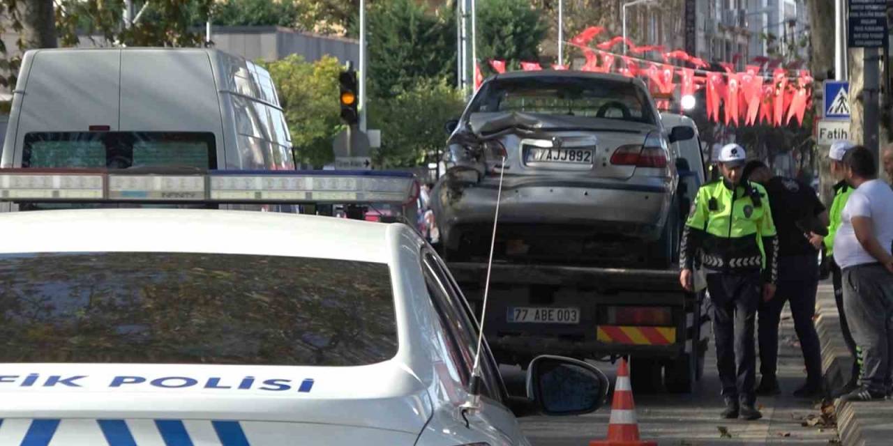 Kamyonet Önce Duran Otomobile, Ardından Demir Parmaklıklara Çarptı