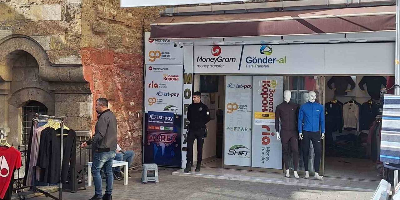 Fatih’te Husumetlilerini Vurduktan Sonra Polisim Diye Kaçtı