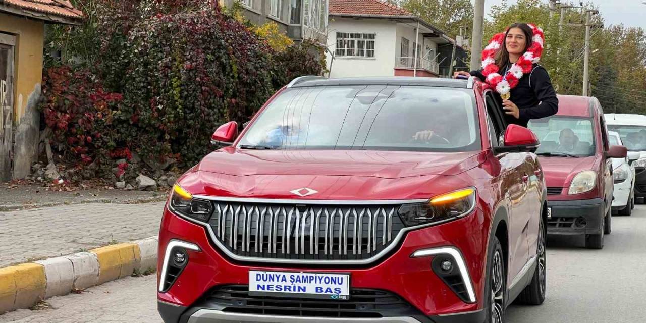 Dünya Şampiyonu Memleketinde Coşkuyla Karşılandı