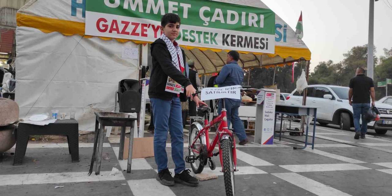 Gazzeli Çocuklar İçin Bisikletini Bağışladı