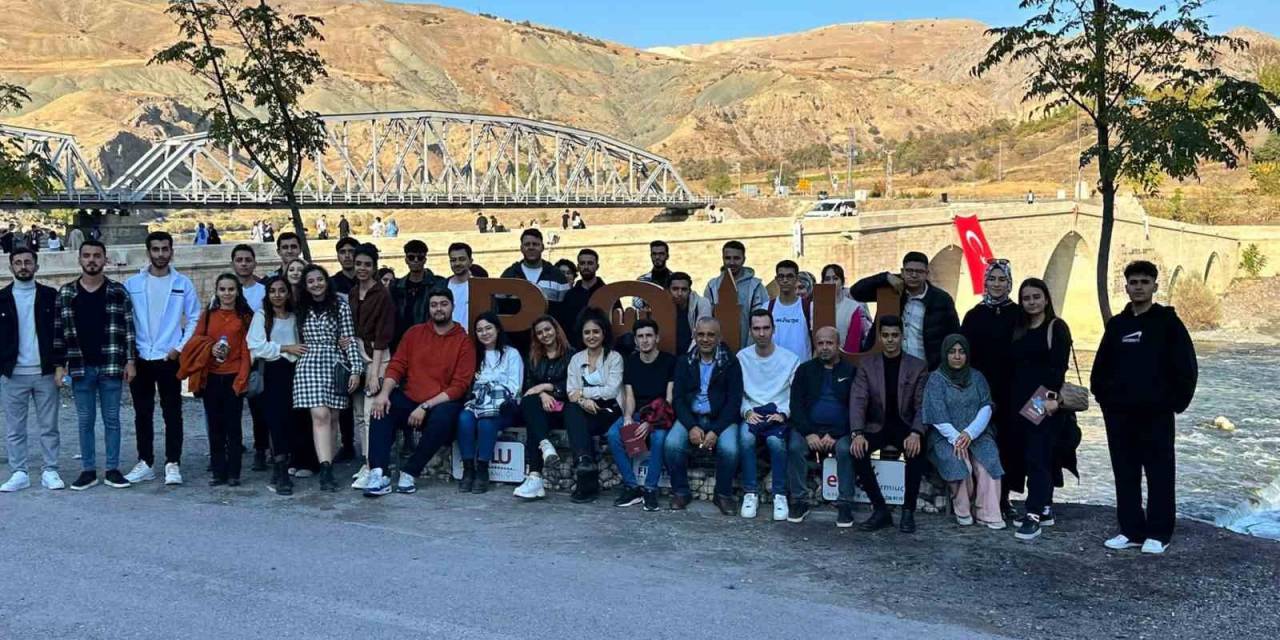 Üniversite Öğrencileri Tarihi Palu İlçesini Gezdi