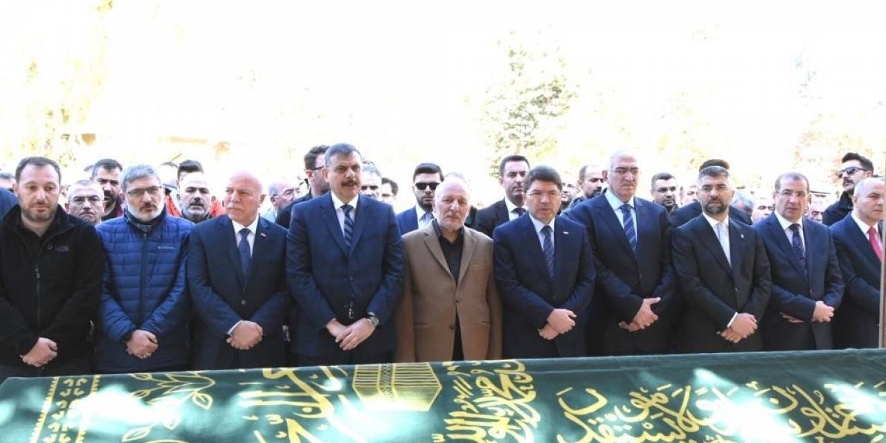 Bakan Tunç, Eşinin Amcasının Cenaze Namazına Katıldı