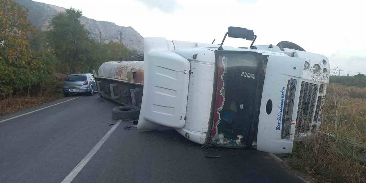 Isparta’da Asfalt Malzemesi Yüklü Tır Devrildi