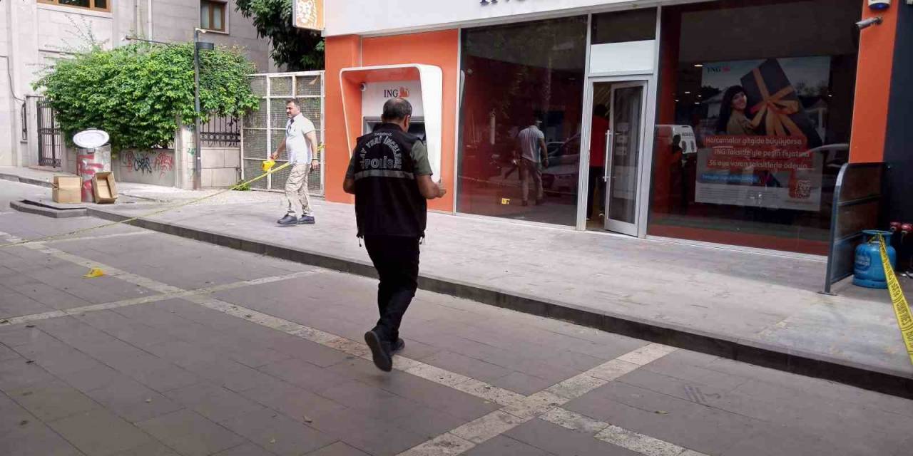 Silahlı Saldırıda Yaralandı, Bankaya Sığındı