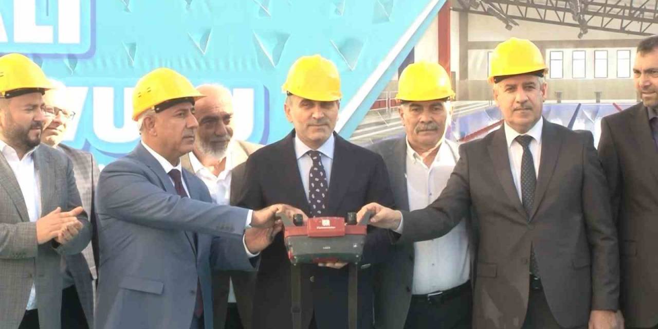 Arnavutköy’de Kapalı Alan Yüzme Havuzunun Temeli Atıldı