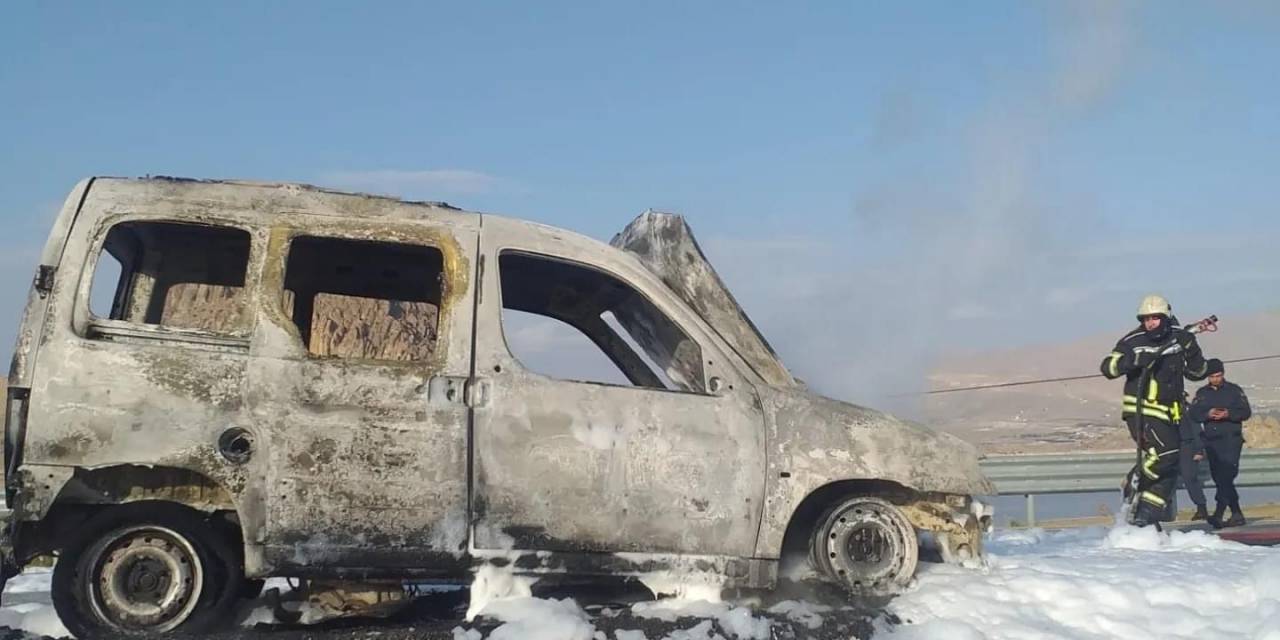 Elazığ’da Yanan Hafif Ticari Araç Kullanılamaz Hale Geldi