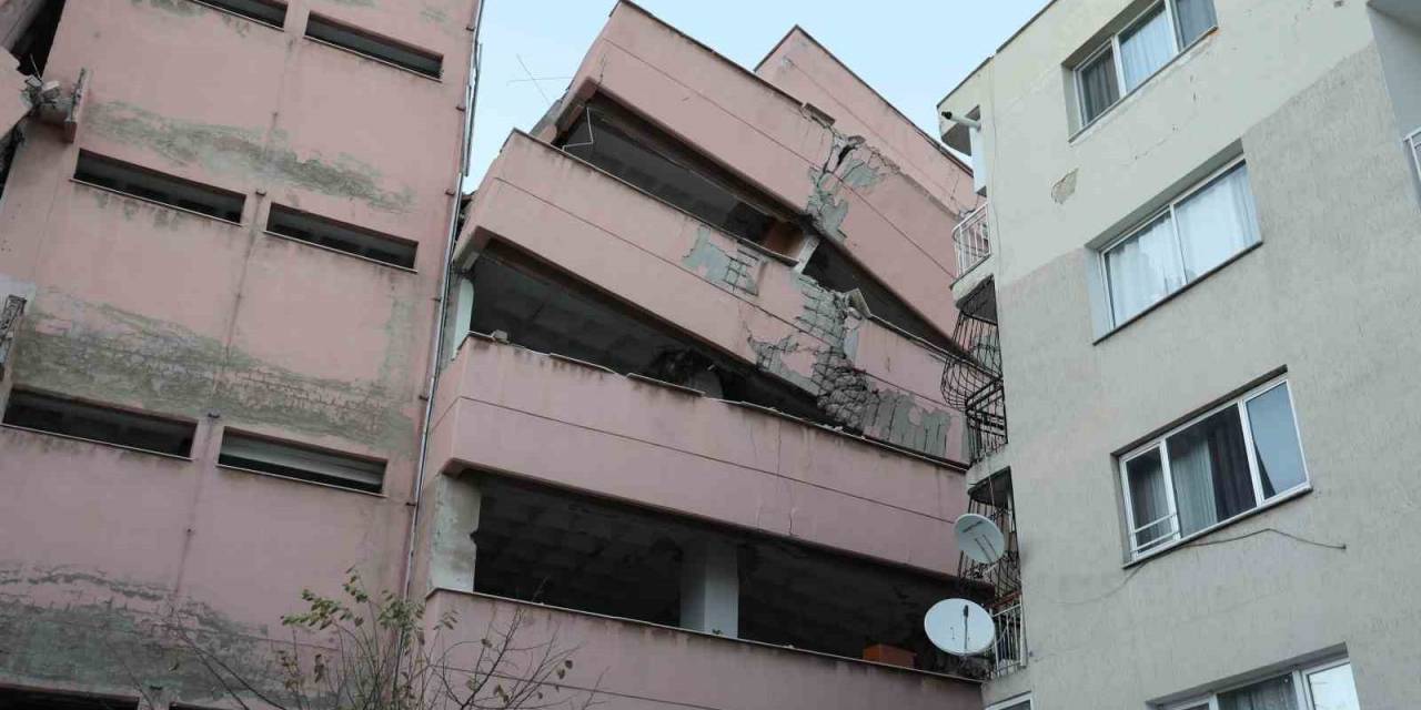 İzmir’de Yıkımı Yapılan Lise Yan Yattı, 3 Apartman Boşaltıldı