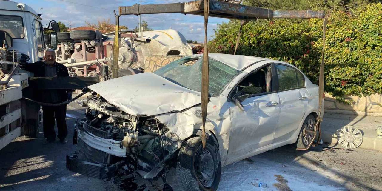 Ankara’da Otomobille Çarpışan Beton Mikseri Duvara Çarparak Devrildi: 2 Yaralı