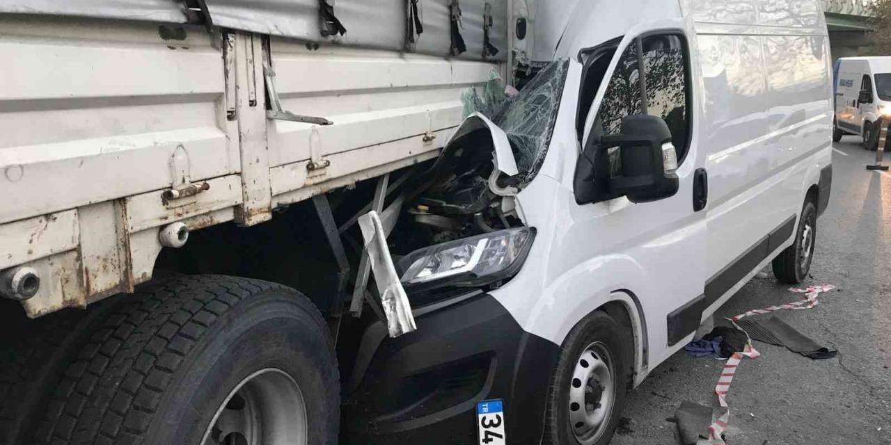 Şişli’de Panelvan Kamyonun Altına Girdi, Sürücü Kazayı Sıyrıklarla Atlattı
