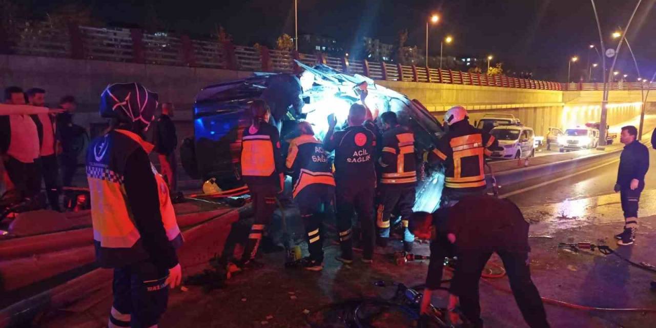 Kazaya Bakmak İsterken Aracı Direğe Çarpıp Takla Attı: 5 Yaralı