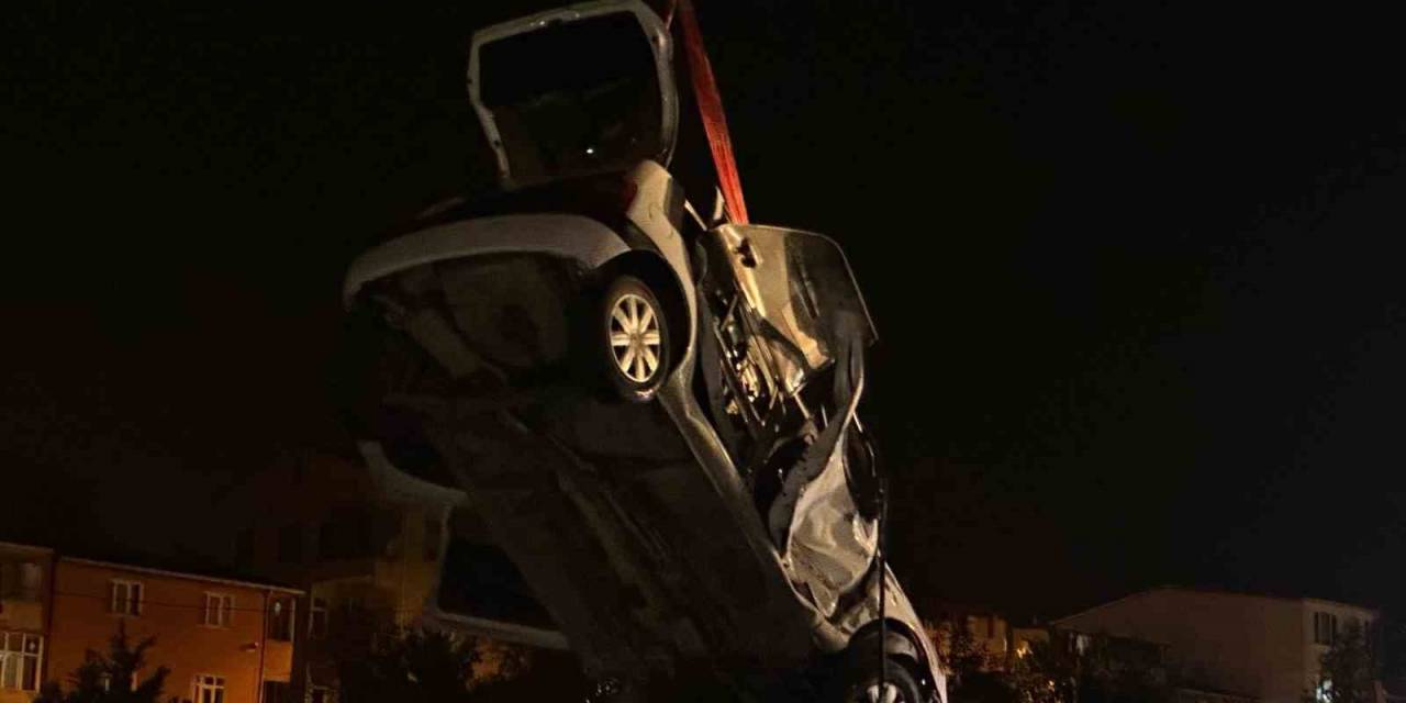 Küçükçekmece’de İki Araç Çarpıştı, Biri Sulama Kanalına Düştü: 1’i Bebek 5 Yaralı