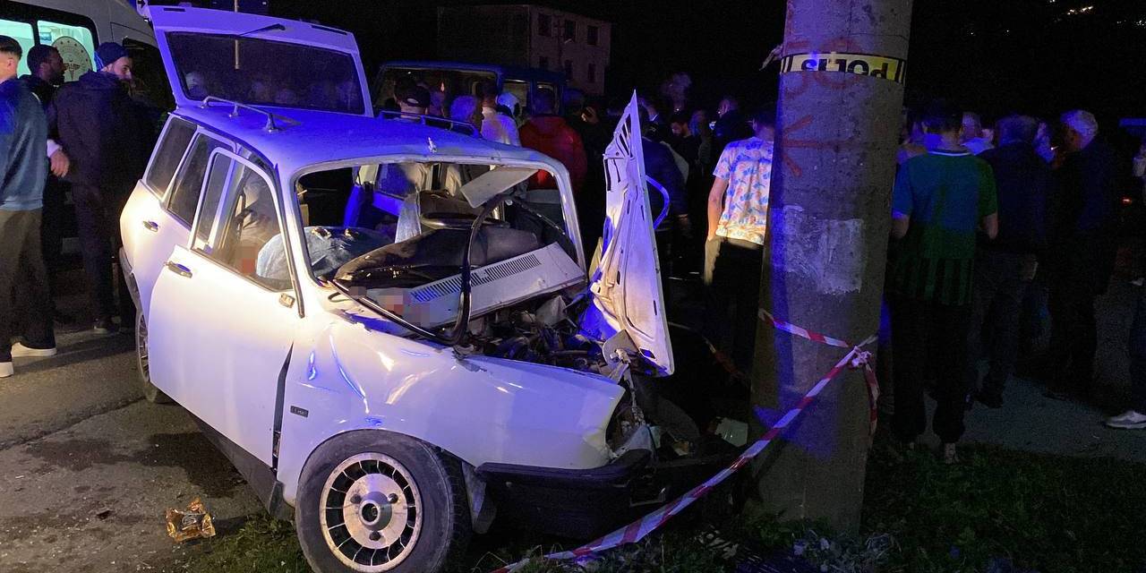 Kocaeli’de Otomobil Elektrik Direğine Çarptı: 4 Yaralı