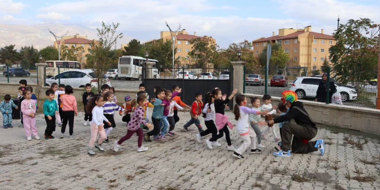 Anaokulu Öğrencilerine Palyaço Sürprizi