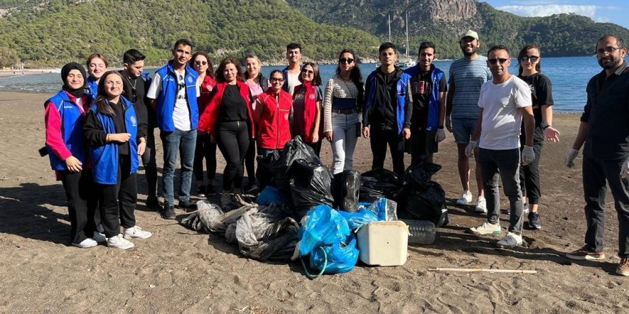 Köyceğiz Gençlik Merkezi Gönüllüleri Ekincik Sahilinde Temizlik Yaptı