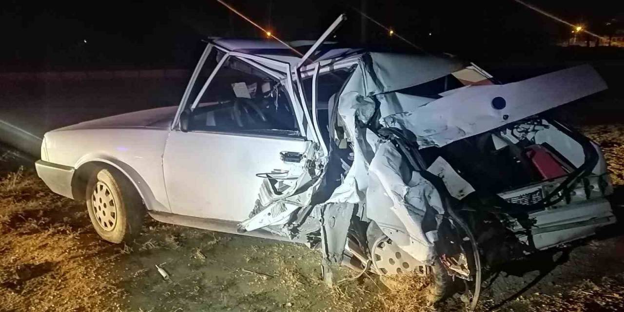 Kamyonet Sürücüsünün Otomobile Çarpıp Kaçtığı Kazada 1 Kişi Yaralandı