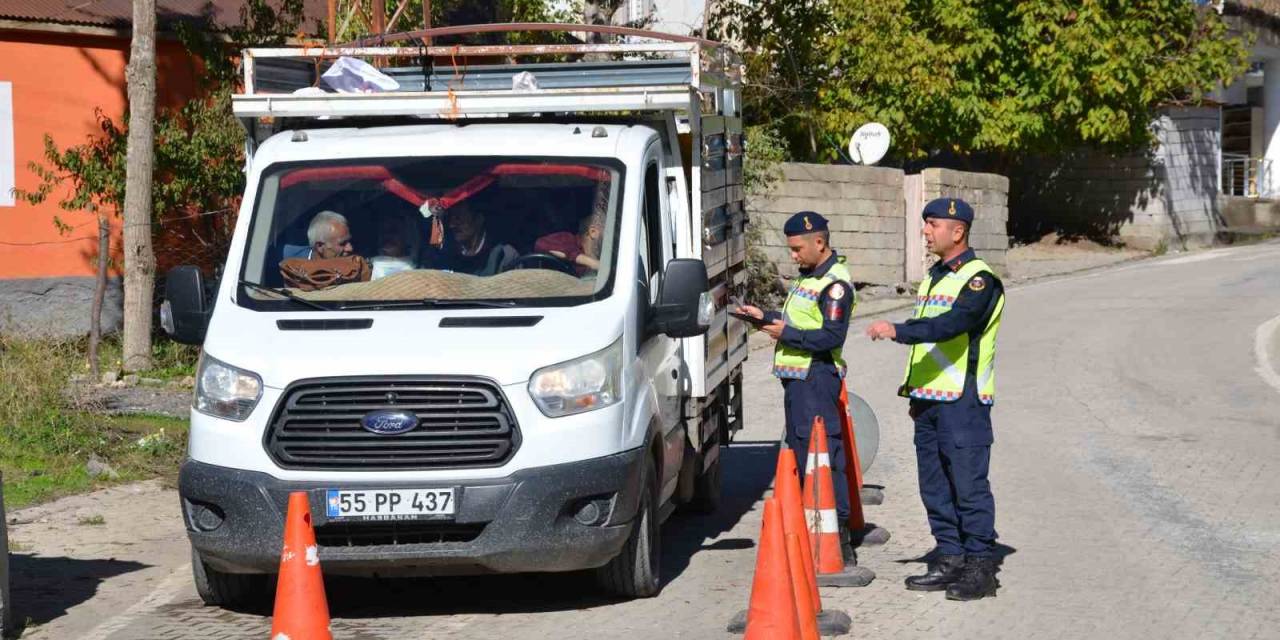 Beytüşşebap’ta Jandarma Ekipleri Sürücüleri Kemer Takma Konusunda Uyardı