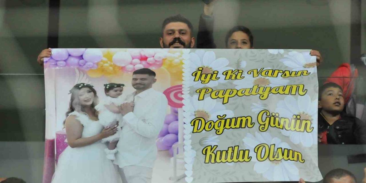 Kayserispor Taraftarı Eşinin Doğum Gününü Tribünde Kutladı
